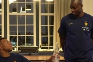 首次入选法国队！马特塔唱歌忘词，姆巴佩给他递瓶子当麦克风