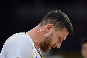 依然篮板痴汉！努尔基奇7中4得13分15板2助 三分球5中3