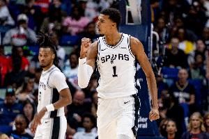 纳什：想想两年后文班会进化成什么样？司机打趣：他会长到2米44